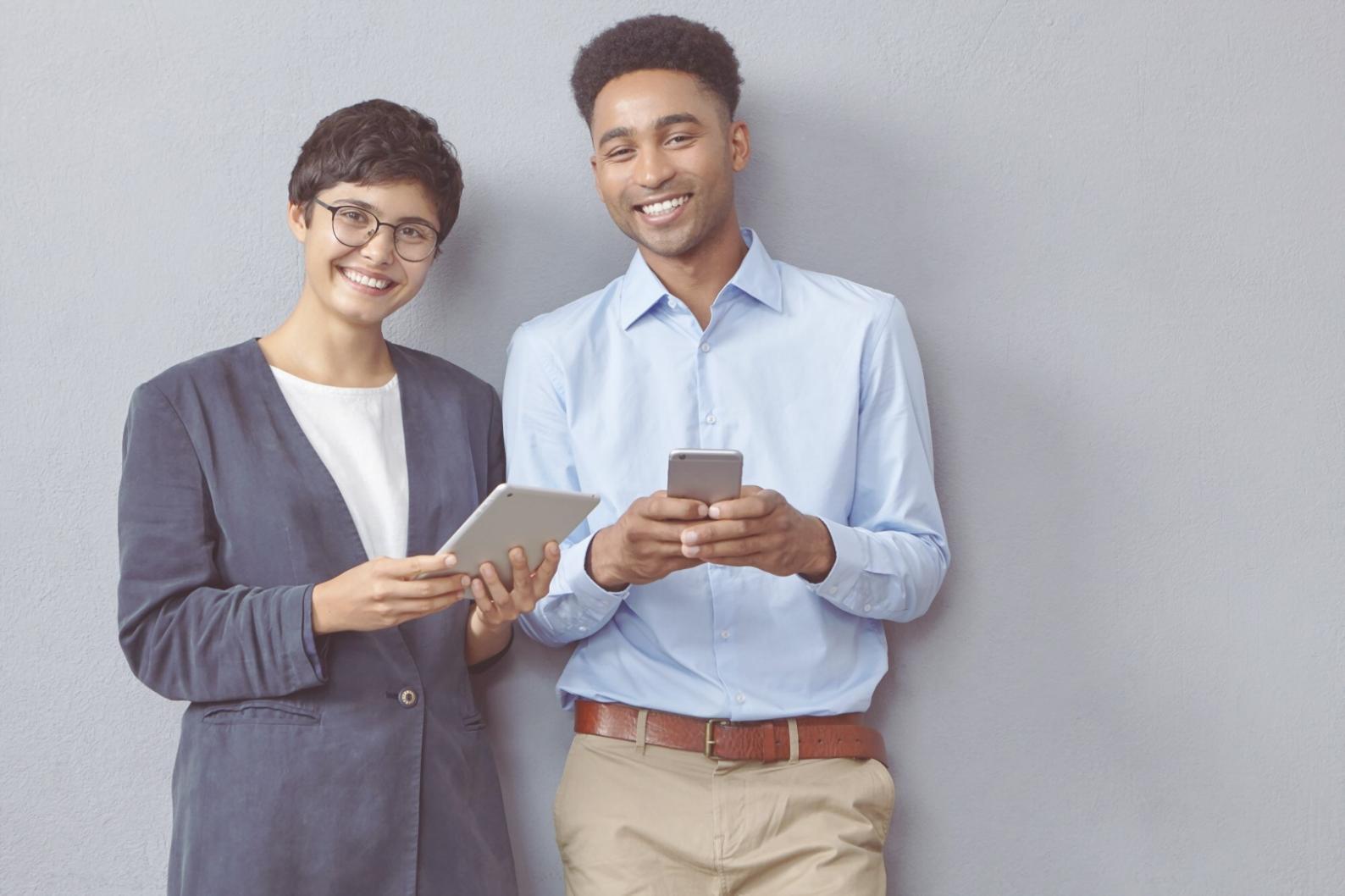 Team bei der Analyse von Finanzunterlagen